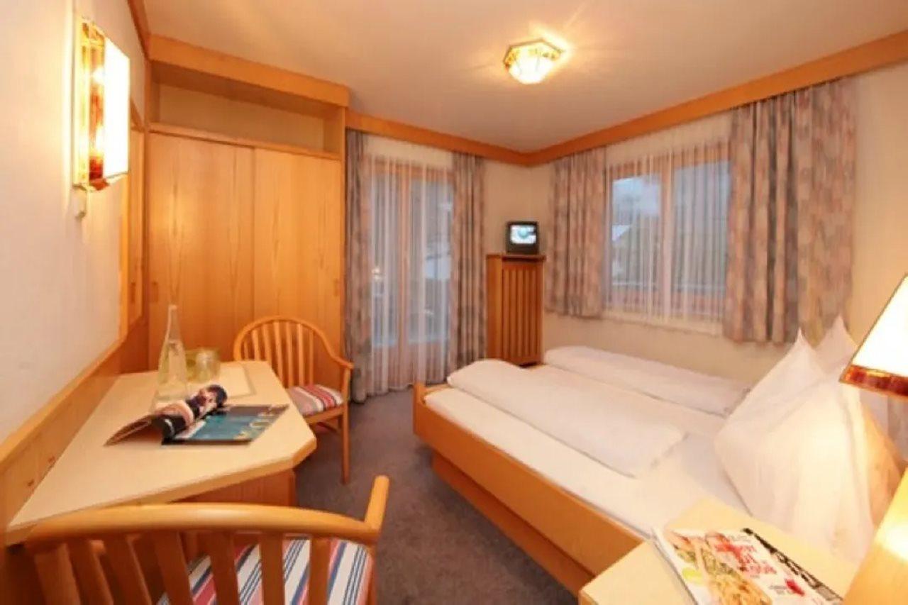 Pension Bergheil Kaprun Bagian luar foto